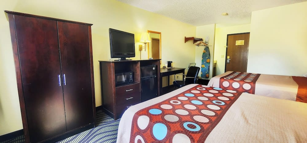 Super 8 by Wyndham Newton 1