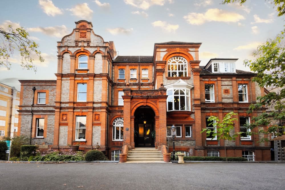 Palmers Lodge Swiss Cottage 1