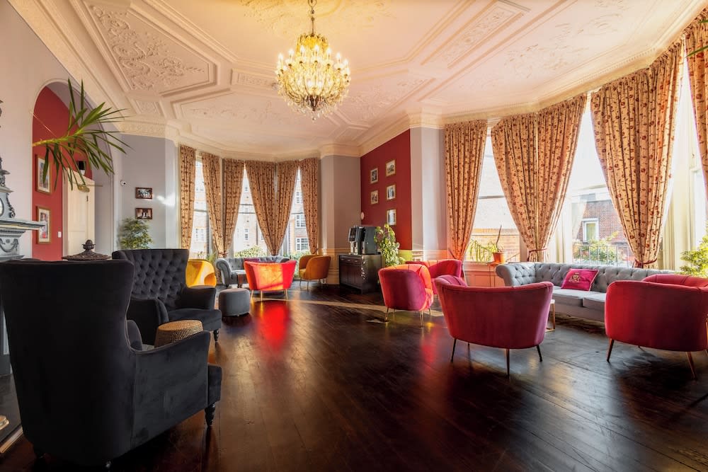 Palmers Lodge Swiss Cottage 5