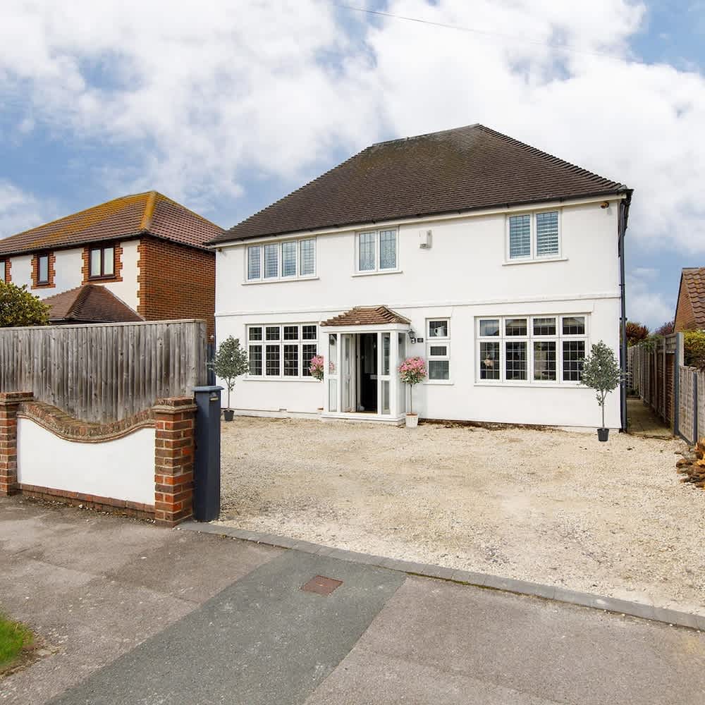 Bright & Modern 4 br House 100 metres from Beach 1