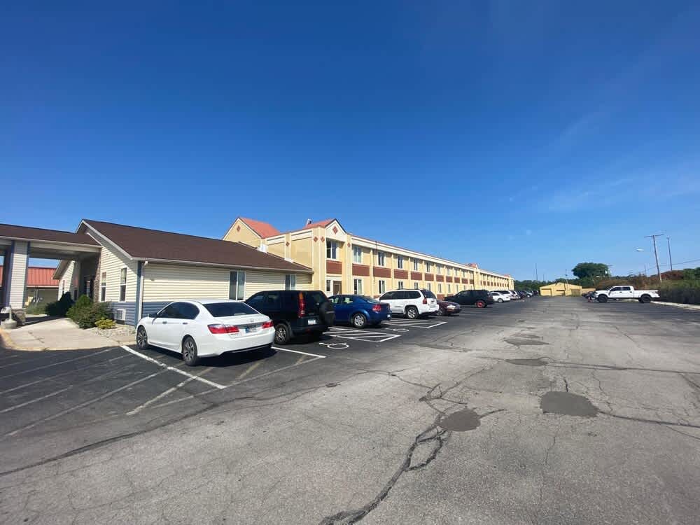 Super 8 by Wyndham Fort Wayne 1