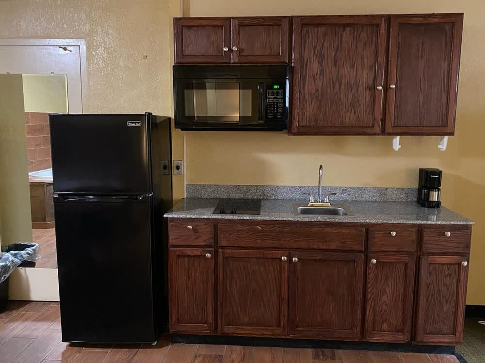 Super 8 by Wyndham Fort Wayne 3