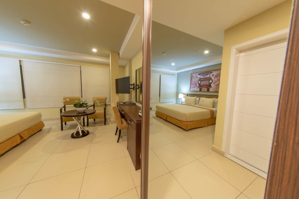 Frankie s Hotel 1