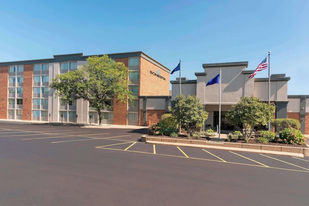 The Center Hotel Grand Rapids Airport 1
