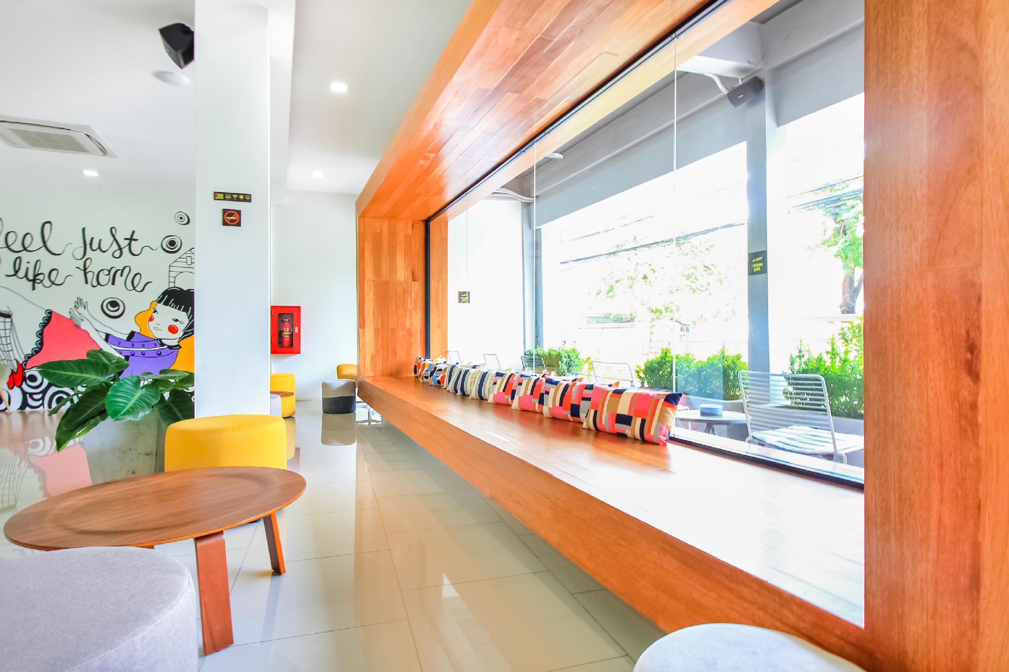 All day hostel at BTS Bang Chak 1