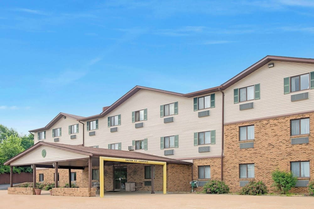 Super 8 by Wyndham St. Clair MO 1