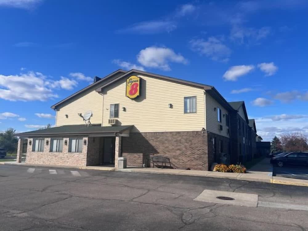 Super 8 by Wyndham Imlay City 1
