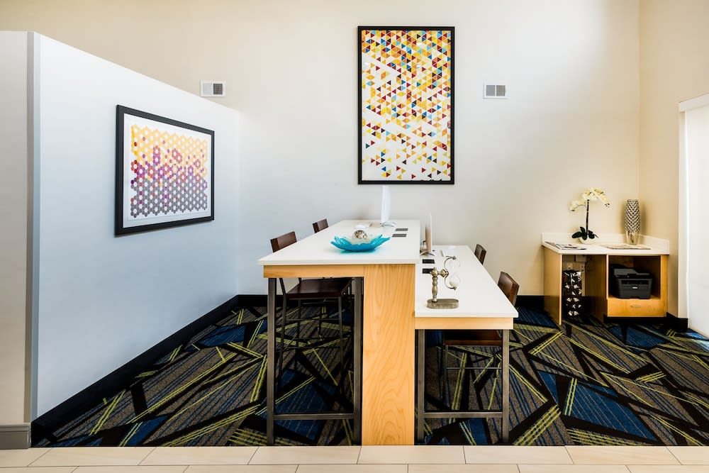 Holiday Inn Express & Suites Charlotte Arpt-Belmont by IHG 1