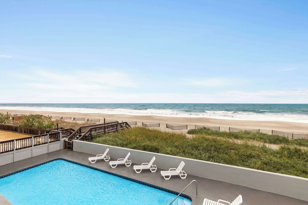 Days Inn by Wyndham Myrtle Beach-Beach Front 1