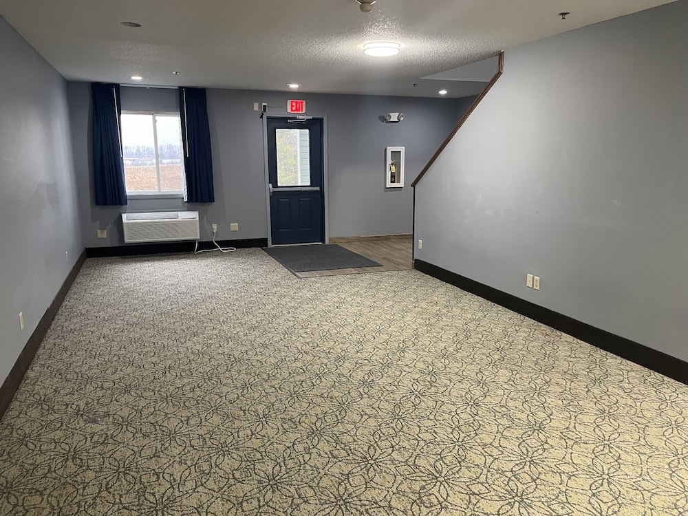 Days Inn & Suites by Wyndham Williamsburg IA North 2