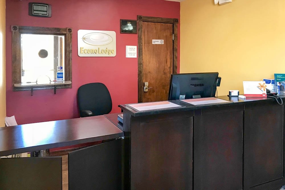 Econo Lodge Purcell 2