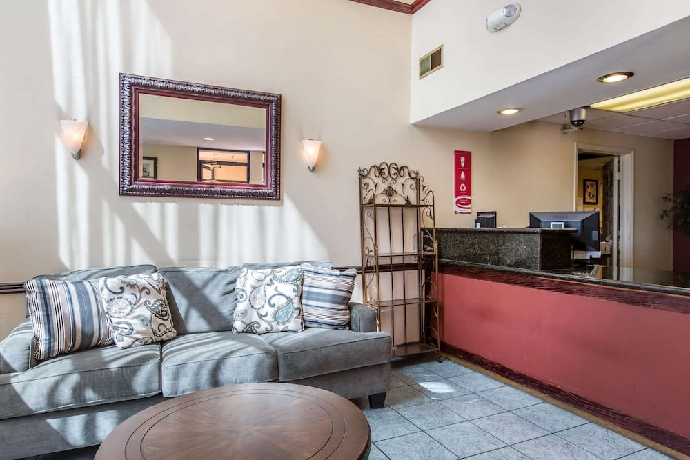 Econo Lodge Inn & Suites Riverside - Corona 4