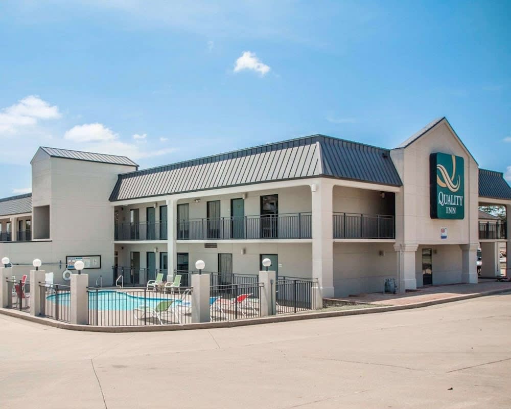 Quality Inn US65 & E Battlefield Rd Springfield 1