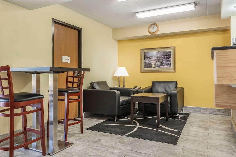 Quality Inn & Suites Pittsburgh Harmarville 2
