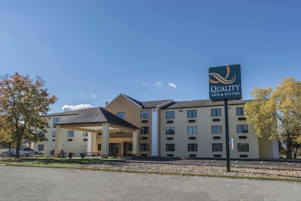 Quality Inn & Suites Pittsburgh Harmarville 1