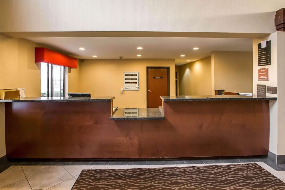 Econo Lodge Inn & Suites Monroe 2