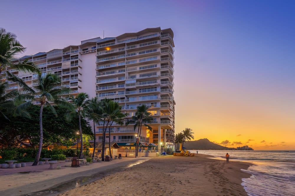 Castle Waikīkī Shore 1