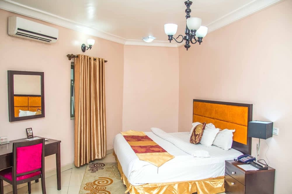Royal Crest Hotel & Suites 1