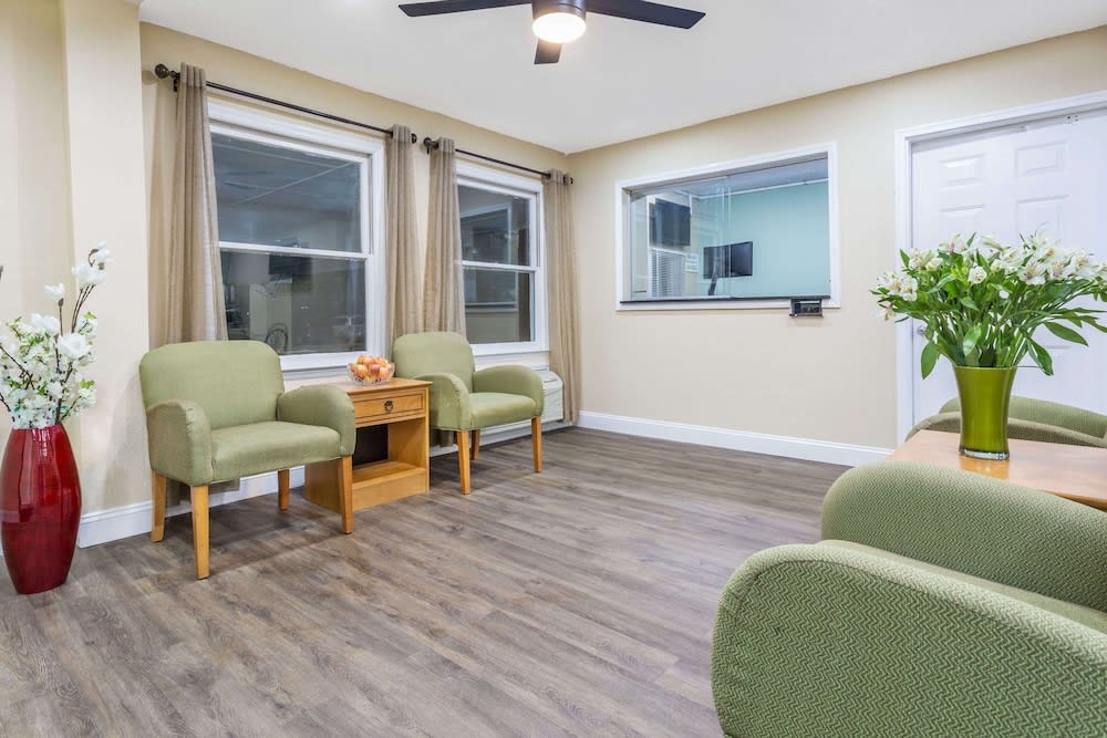 Super 8 by Wyndham Manning 2