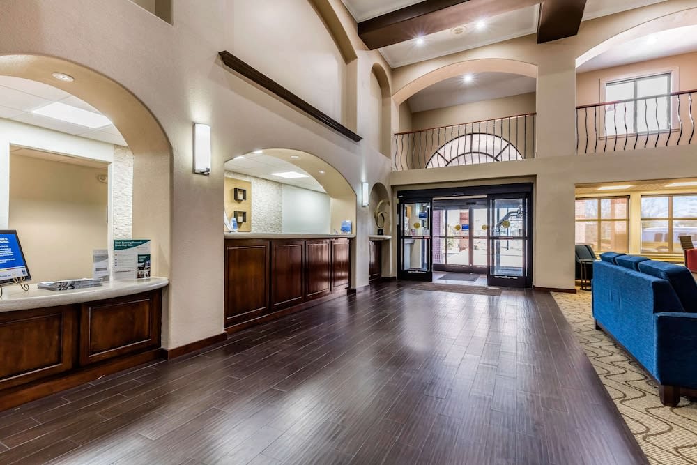Comfort Inn & Suites Airport - American Way 2
