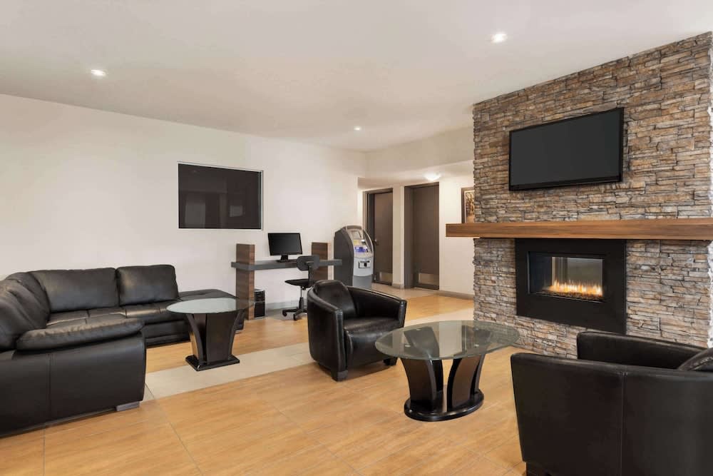 Days Inn by Wyndham Montreal East 2