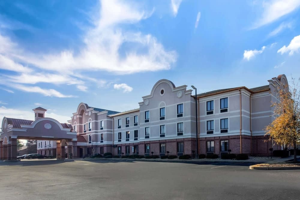 Comfort Inn & Suites Airport - American Way 1