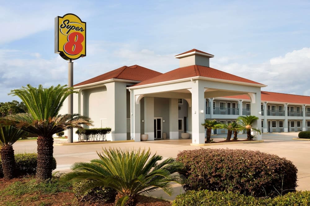Super 8 by Wyndham Lake Charles Northeast 1