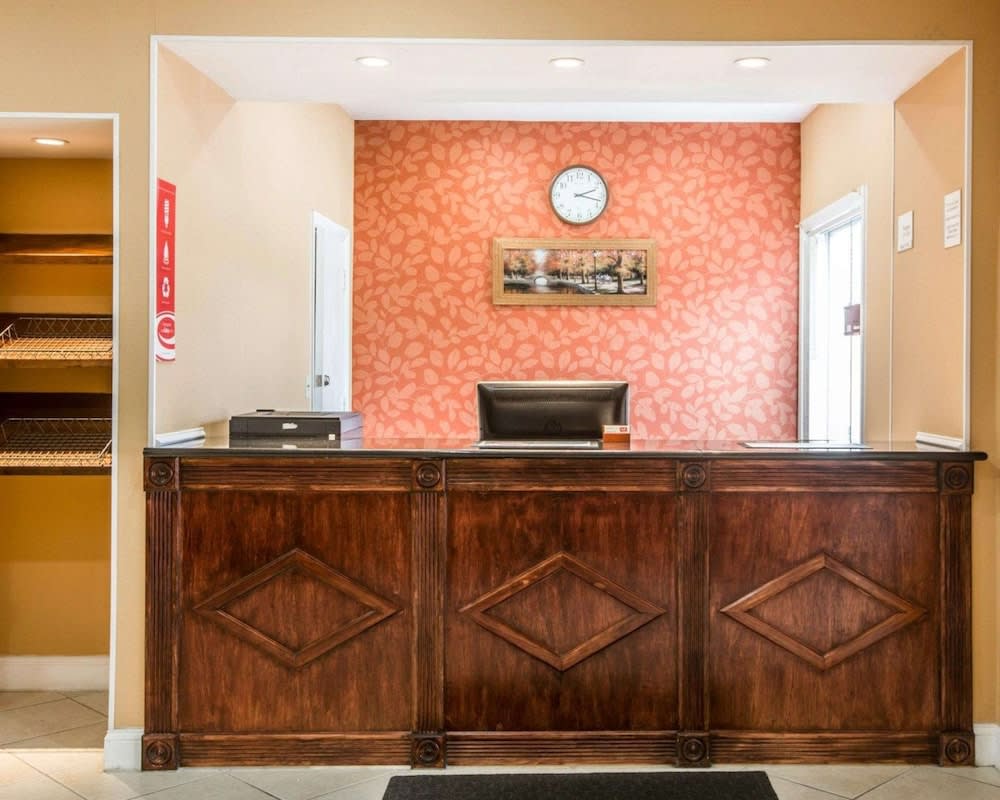 Econo Lodge Lakes Region 2
