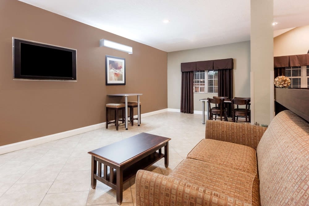 Microtel Inn & Suites by Wyndham Macon 2