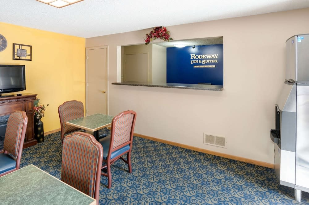 Rodeway Inn & Suites Austin I-90 2