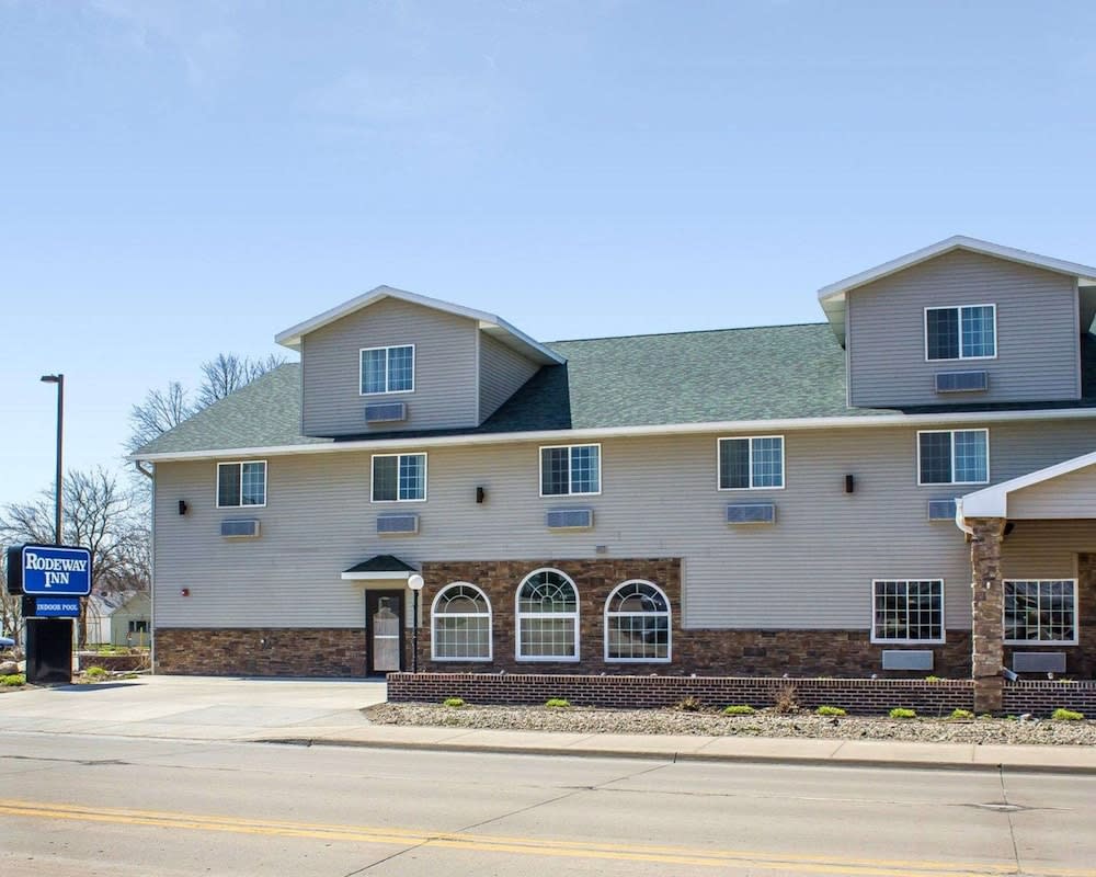 Rodeway Inn & Suites near Okoboji Lake 1
