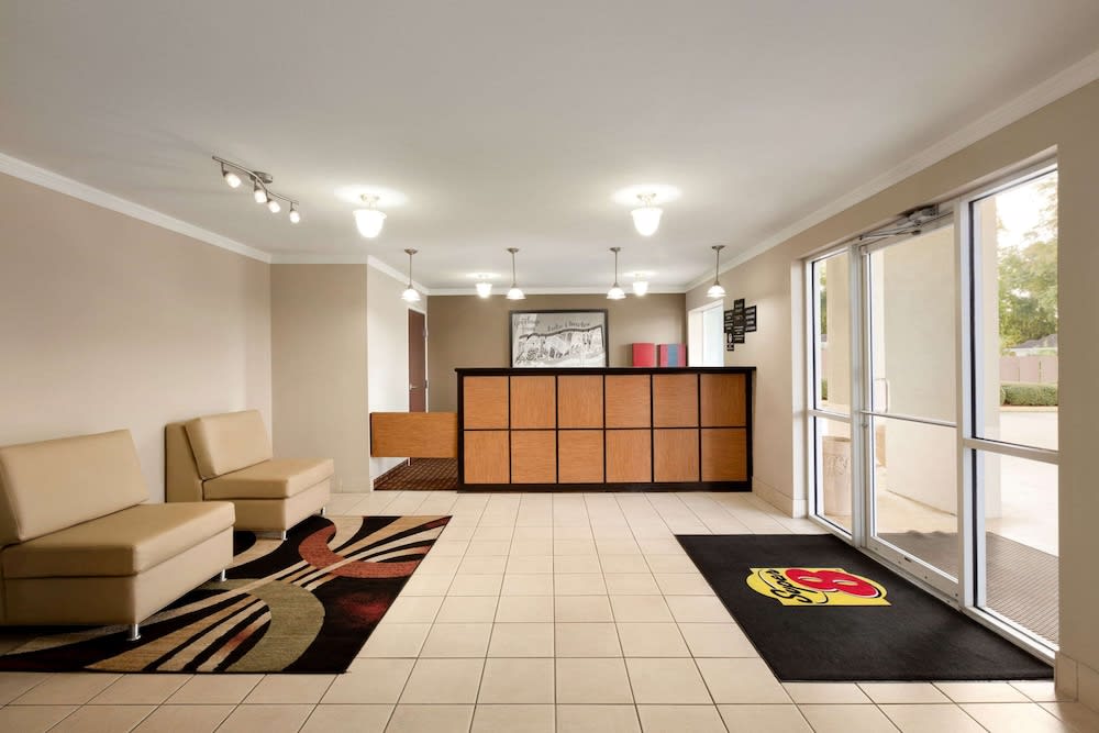 Super 8 by Wyndham Lake Charles Northeast 2
