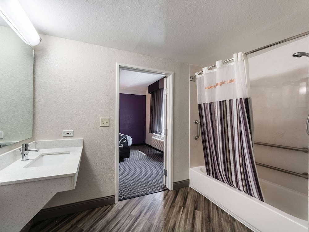 La Quinta Inn & Suites by Wyndham San Antonio Downtown 5