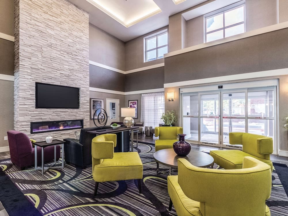La Quinta Inn & Suites by Wyndham San Antonio Downtown 2