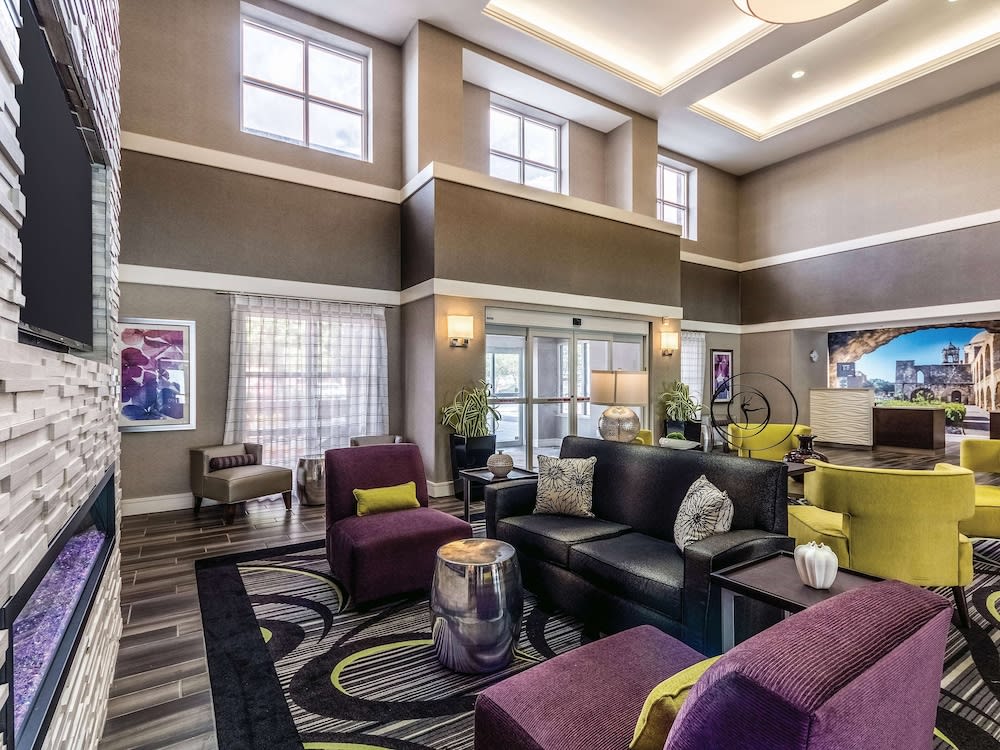 La Quinta Inn & Suites by Wyndham San Antonio Downtown 3