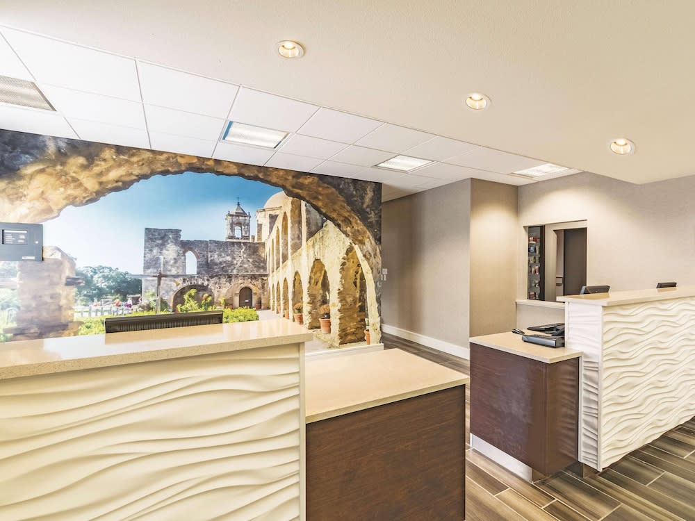 La Quinta Inn & Suites by Wyndham San Antonio Downtown 4
