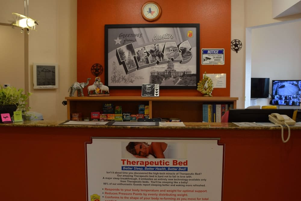 Super 8 by Wyndham Austin/Airport South 5