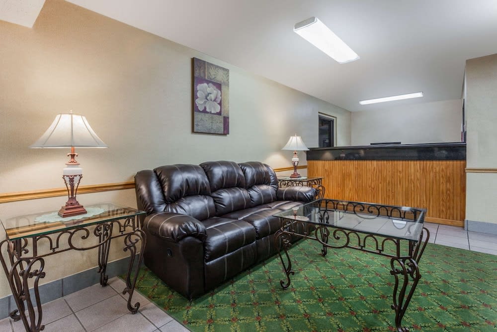 Super 8 by Wyndham Carrollton 2