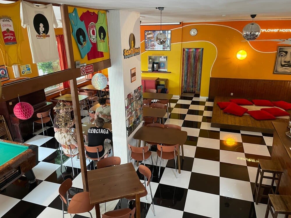 Sunflower Beach Backpacker Hostel & Bar 2