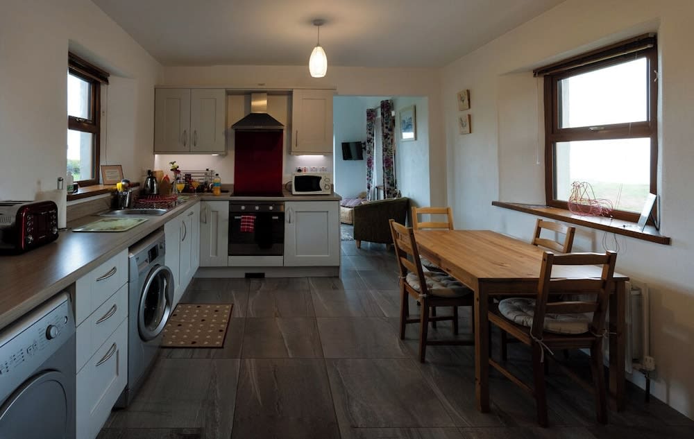 Kinbane Self Catering Cottages - 'Makem's Cottage' 5