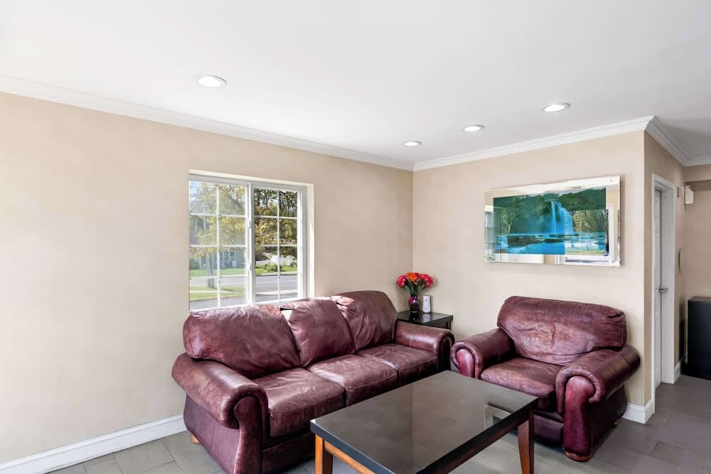 Econo Lodge Bethel - Danbury 3