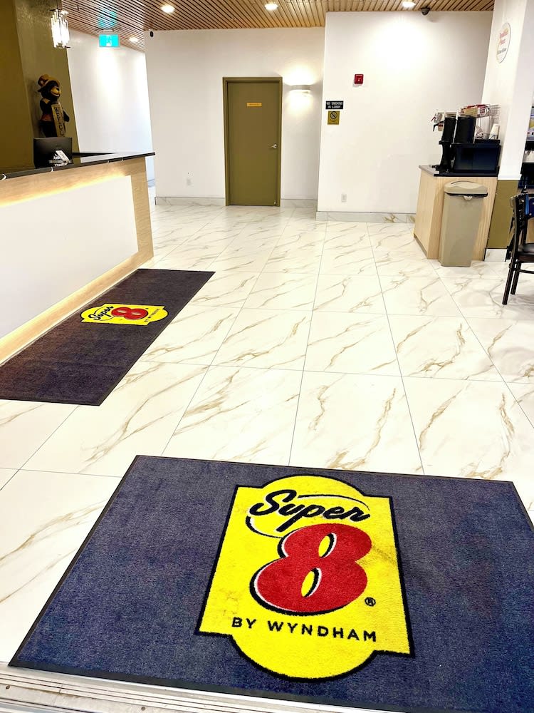 Super 8 by Wyndham Hinton-Free Breakfast,Wifi,Parking 2