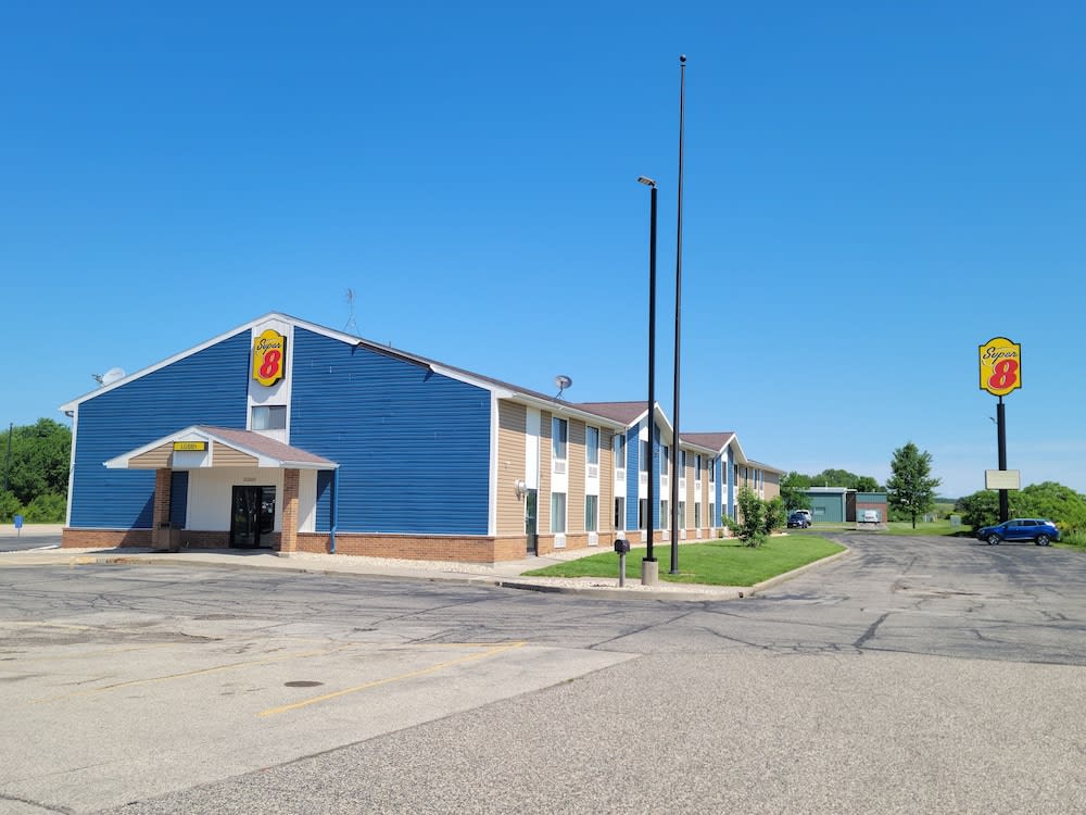 Super 8 by Wyndham Portage 1