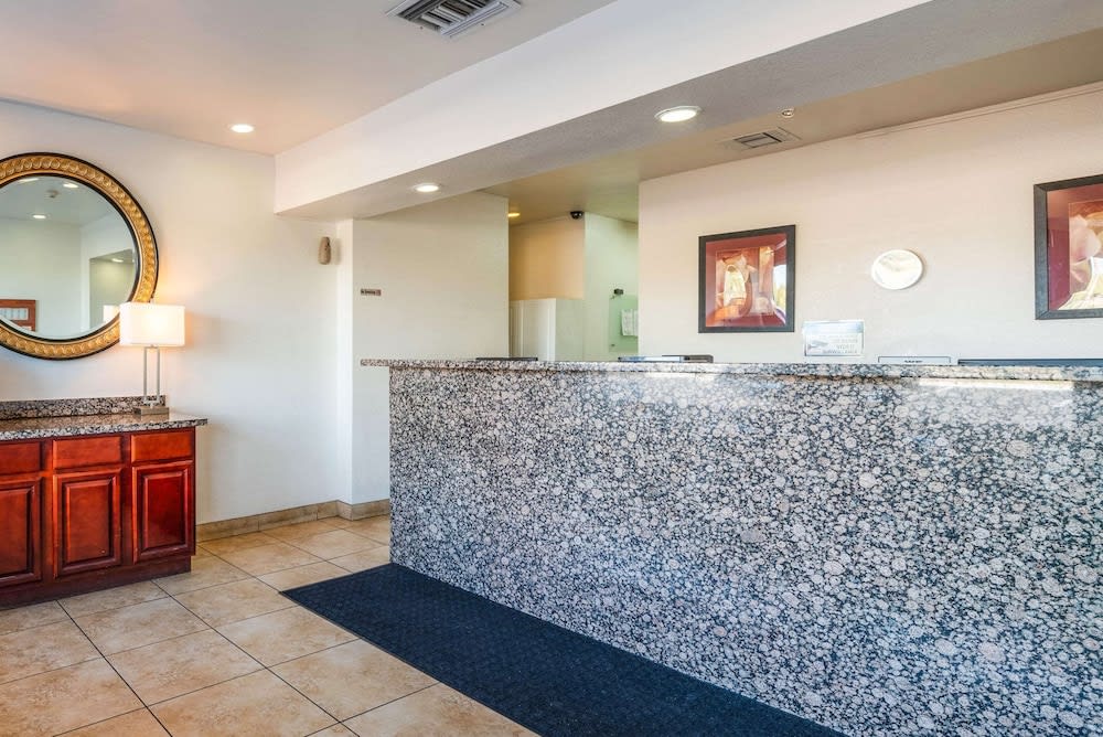 Econo Lodge Phoenix North I-17 2