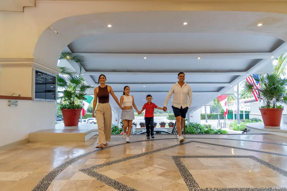 VILLA PARA 8p 6A 2M dentro del HOTEL a un costado del Krystal IXTAPA cuenta con playa y WIFI 2