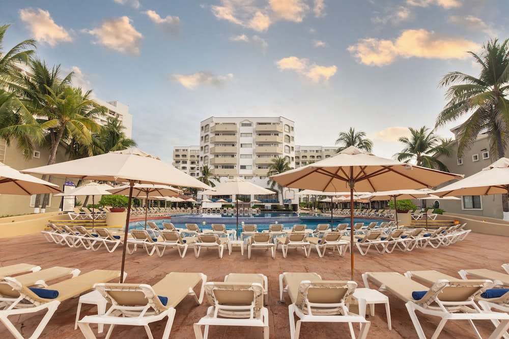 VILLA PARA 8p 6A 2M dentro del HOTEL a un costado del Krystal IXTAPA cuenta con playa y WIFI 1