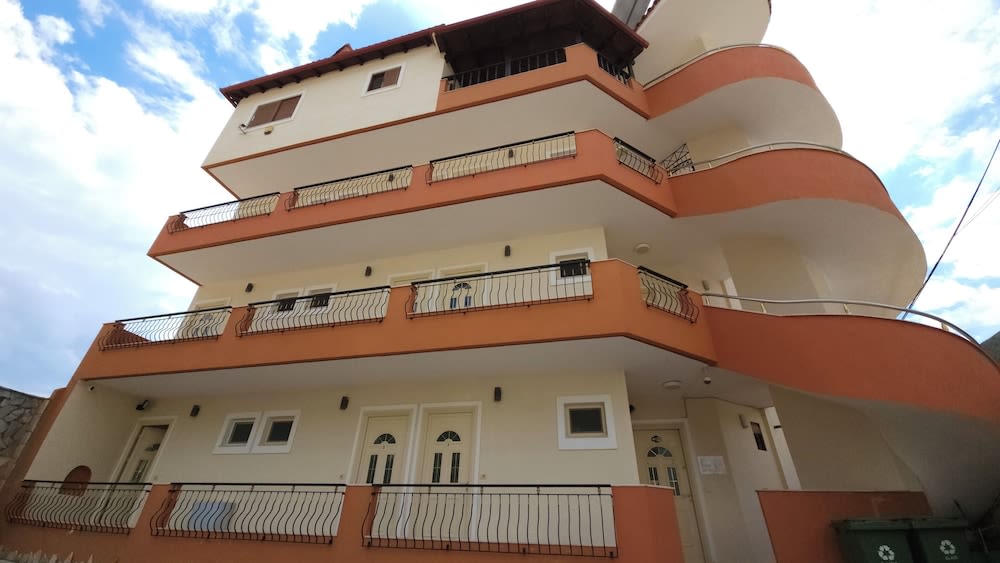 Friends House - Borsh Hotel 1