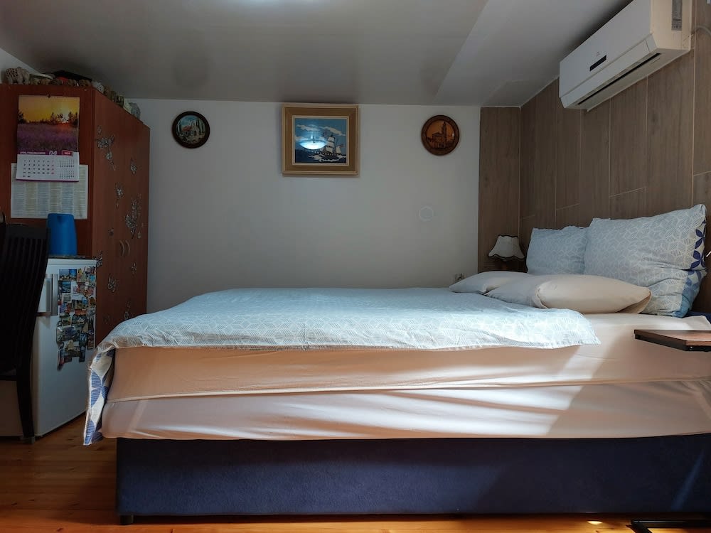 Cozy En-suite Rm on Dumanica 1