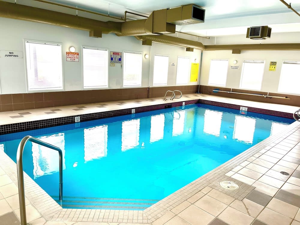Super 8 by Wyndham Hinton-Free Breakfast,Wifi,Parking 1