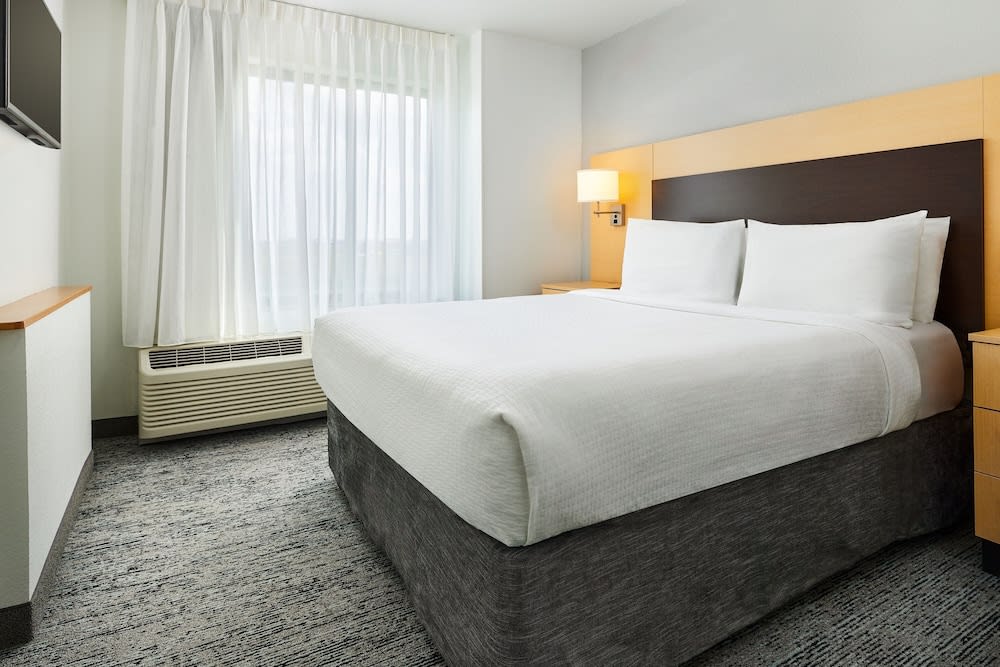 TownePlace Suites by Marriott Garden City 4